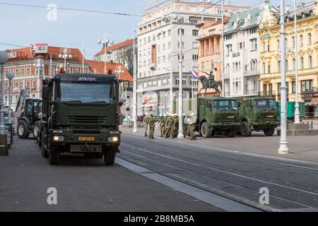 Erdbeben im Zentrum von Zagreb, Ban Jelacic Platz, kroatische Armee hilft, die Stadt nach dem Erdbeben am 22. März 2020 zu säubern. Stockfoto