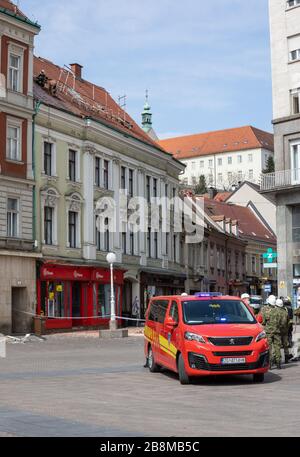 Erdbeben im Zentrum von Zagreb, Ban Jelacic Platz, kroatische Feuerwehrleute helfen, die Stadt nach dem Erdbeben am 22. März 2020 zu säubern. Stockfoto