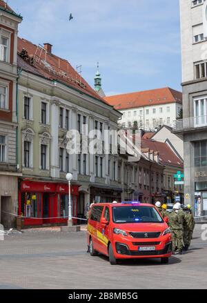 Erdbeben im Zentrum von Zagreb, Ban Jelacic Platz, kroatische Feuerwehrleute helfen, die Stadt nach dem Erdbeben am 22. März 2020 zu säubern. Stockfoto