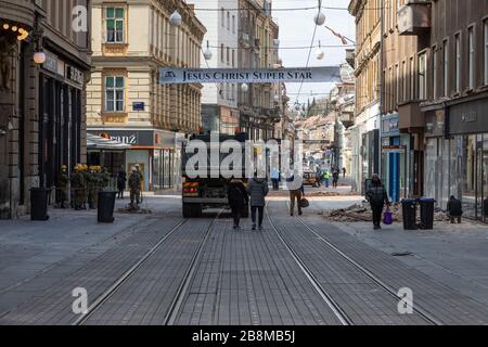 Erdbeben im Zentrum von Zagreb, Ilica Straße, kroatische Armee hilft, die Stadt nach dem Erdbeben am 22. März 2020 zu säubern. Stockfoto