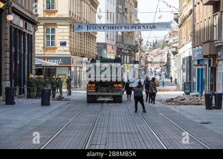 Erdbeben im Zentrum von Zagreb, Ilica Straße, kroatische Armee hilft, die Stadt nach dem Erdbeben am 22. März 2020 zu säubern. Stockfoto