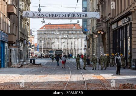 Erdbeben im Zentrum von Zagreb, Ilica Straße, kroatische Armee hilft, die Stadt nach dem Erdbeben am 22. März 2020 zu säubern. Stockfoto