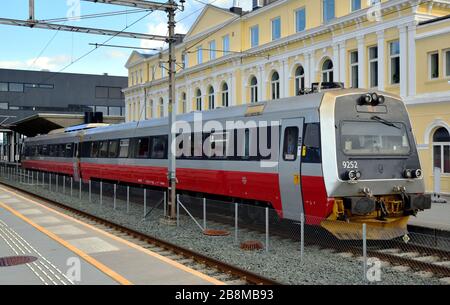 Norwegian State Railways (NSB) Klasse 92 2-Wagen-Diesel-Vielfacheinheit 9252 wird in Trondheim, Norwegen gesehen. Fünfzehn Einheiten wurden von Duewag, Deutschland, eingebaut Stockfoto