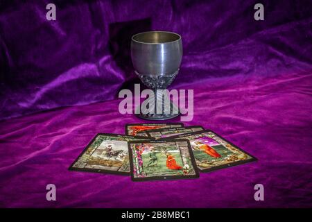 Ein Zinn-Goblet und Tarot-Karten - Symbol für Wahrsagerei Stockfoto