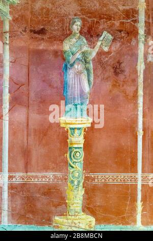 Das alte Wandfresko einer Frau, die auf einem Sockel steht, Pompeji, Kampanien, Italien. Stockfoto