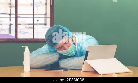 Müde erschöpfte Ärzte nach langer Schicht Kämpfe gegen Coronavirus (2019-nCoV) schlafen im Krankenhaus neben dem Notsalon - globale Pandemie Stockfoto