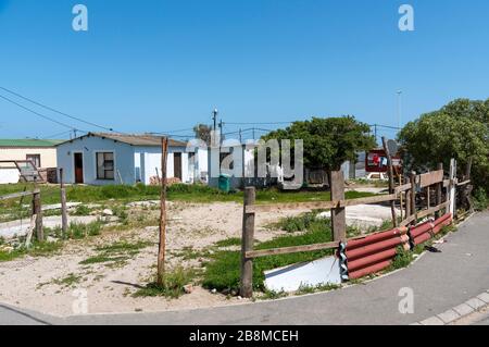 Zwelihle, Hermanus, Westkappo, Südafrika. Dezember 2019. Wohnungen in der Gemeinde Zschweihle in Hermanus, Westkappland, Südafrika. Stockfoto