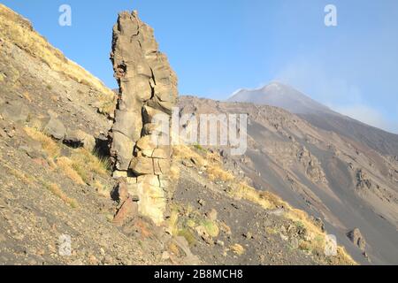 pinnacle magmatischer Felsformationen an steilen hängen des Bove-Tals über dem aktiven Südostkrater des Ätna Vulkans, Sizilien Stockfoto