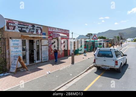 Zwelihle, Hermanus, Westkappo, Südafrika. Dezember 2019. Geschäfte am Straßenrand in der Gemeinde Zwelihle in Hermanus, Western Cape, Südafrika. Stockfoto