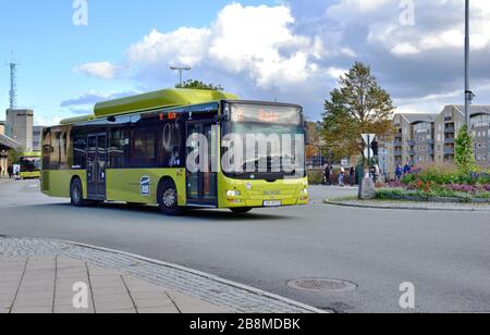 Ein eindeckiger man NL313 Lion's City LE CNG-Bus mit Erdgasantrieb wird in der Nähe des Trondheim Central Station, Norwegen, gesehen. Stockfoto