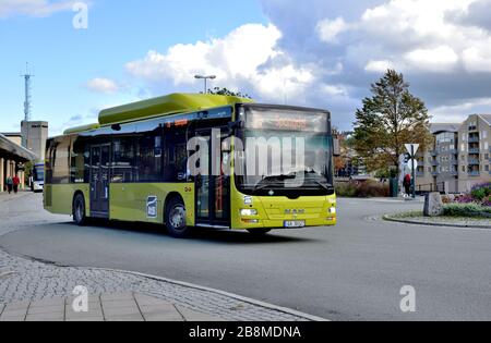 Ein eindeckiger man NL313 Lion's City LE CNG-Bus mit Erdgasantrieb wird in der Nähe des Trondheim Central Station, Norwegen, gesehen. Stockfoto