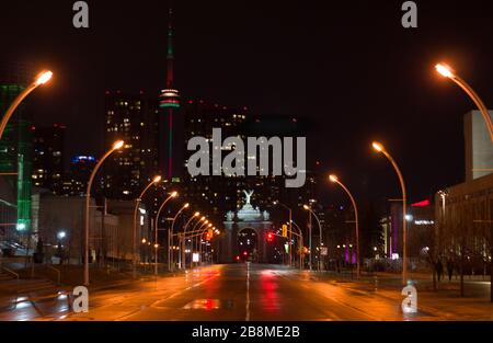 Nigjht Blick entlang Princes Blvd beleuchtet mit warmem Licht von Straßenlampen mit Princes' Gates und Hochhäusern im Hintergrund in Toronto, Ontario Stockfoto