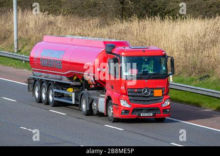 Montgomery Tank Services Ltd. Spedition Delivery Trucks, Tankwagen, Transport, LKW, Frachtführer, Rotes Mercedes Benz Actros Vehicle, Europäischer Nutzverkehr, Industrie, M61 in Manchester, Großbritannien Stockfoto