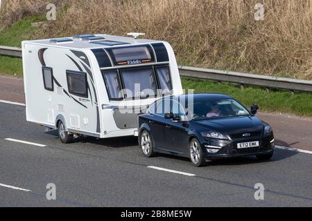 Ford Mondeo Titan x Sport tdci Schleppen Elddis Osprey Touring Caravans und Motorheime, Campervans, Wohnmobile, Wohnmobile, Familienurlaub, Urlaub, Karawanenurlaub, Leben auf der Straße, Stockfoto