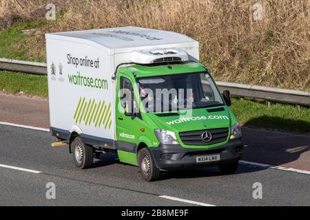 Waitrose Van Lackierung Supermarkt LKW Lebensmittelgeschäft Lieferservice Lebensmittelgeschäft Fahrzeuge; Online-Lieferung Flotte Lieferung, Lieferungen, Lebensmittel & Haushalt Essentials in Bewegung auf britischen Straßen. Stockfoto