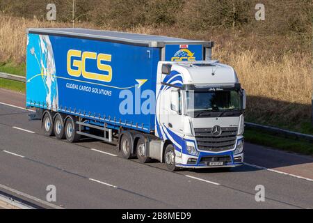 GCS Global Cargo Solutions Transport Delivery Trucks, Irish LKWs, Transport, Truck, Cargo Carrier, Blue Mercedes Benz Actros Vehicle, European Commercial Transport, Industry, M61 at Manchester, Großbritannien Stockfoto