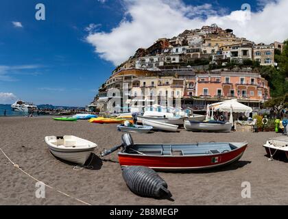 Kleine Boote spreisten am Positano-Strand, Kampanien, Italien. Stockfoto