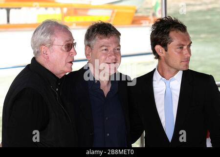 Venedig, 30 /08/2007. Michael Caine, Jude Law und Kenneth Branagh kommen in Lido von Venedig an, um an der Pressekonferenz des Films 'Sluth' teilzunehmen. Stockfoto