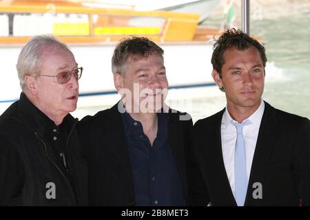 Venedig, 30 /08/2007. Michael Caine, Jude Law und Kenneth Branagh kommen in Lido von Venedig an, um an der Pressekonferenz des Films 'Sluth' teilzunehmen. Stockfoto