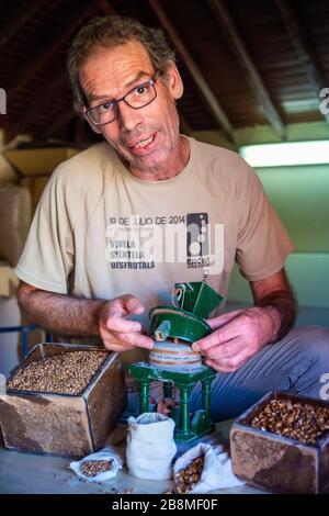 Geschäft und alte wasserbetriebene Mühle, in der gerösteter Mais gemahlen wird, um ein Mehl namens Gofio auf traditionelle Weise in La Orotava, Insel Tenera, Canar zu machen Stockfoto