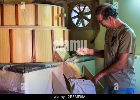 Geschäft und alte wasserbetriebene Mühle, in der gerösteter Mais gemahlen wird, um ein Mehl namens Gofio auf traditionelle Weise in La Orotava, Insel Tenera, Canar zu machen Stockfoto