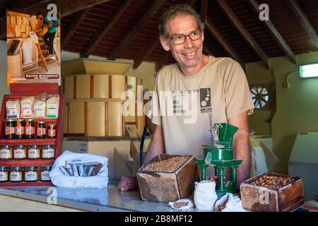 Geschäft und alte wasserbetriebene Mühle, in der gerösteter Mais gemahlen wird, um ein Mehl namens Gofio auf traditionelle Weise in La Orotava, Insel Tenera, Canar zu machen Stockfoto