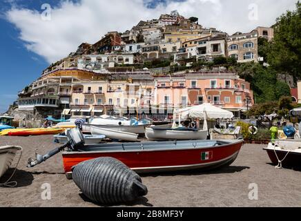 Kleine Boote spreisten am Positano-Strand, Kampanien, Italien. Stockfoto