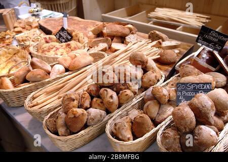 Turin, Piemont/Italien-01/26/2007 - die Eröffnung des Marktes Eataly in Turin, dem ersten Standort von Einkaufszentren mit hochwertigen italienischen Speisen. Stockfoto