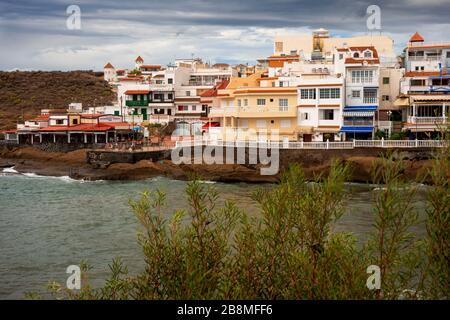 La Caleta kleines altes Fischerdorf mit moderner Ferienhallen-Entwicklung an der Südküste der Insel Tenera, Kanarische Inseln, Spanien Stockfoto