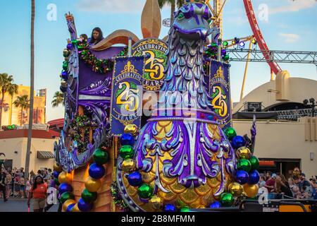 Orlando, Florida. März 2020. Bunte Floskel in der Mardi Gras Parade in den Universal Studios Stockfoto