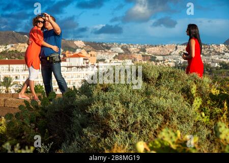 Paar Turisten in La Caleta an der Costa Adeje Küste vor der Insel auf der Insel, auf den Kanarischen Inseln, in Spanien Stockfoto