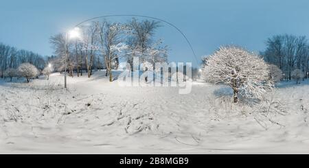 360 Grad Panorama Ansicht von Bild mit 3D-Kugelpanorama mit 360-Grad-Betrachtungswinkel. Schneebedeckter Winter im Park mit Bäumen am Abend. Brennende Laternen. Voll äquirechteckig