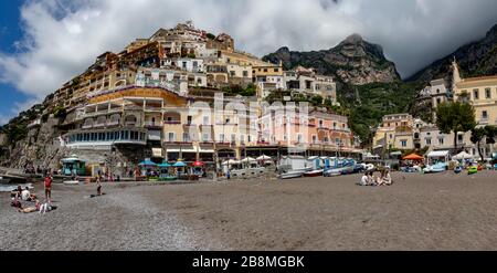 Positano an der Amalfiküste vom Strand, Kampanien, Italien. Stockfoto