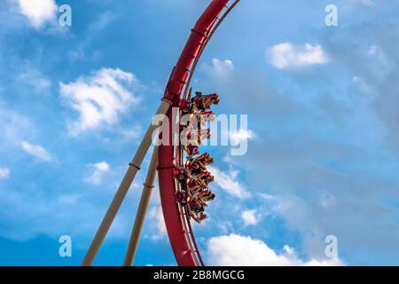 Orlando, Florida. März 2020. Leute, die Hollywood Rip Ride Rockit Achterbahn in den Universal Studios genießen Stockfoto