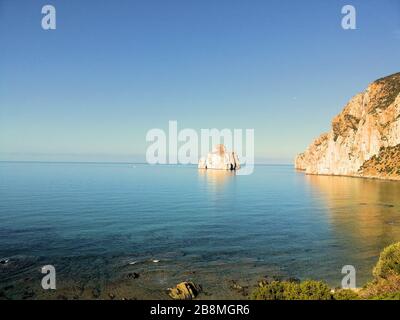 Kristallblaues Meer im Süden von Sardinien Italien Europa Stockfoto