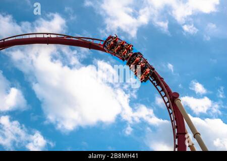 Orlando, Florida. März 2020. Leute, die Hollywood Rip Ride Rockit Achterbahn in den Universal Studios genießen Stockfoto