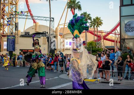 Orlando, Florida. März 2020. Stelzendarsteller in Mardi Gras Parade in den Universal Studios Stockfoto