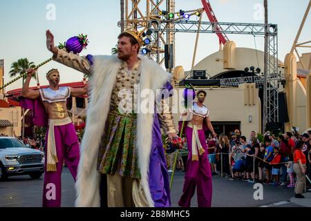 Orlando, Florida. März 2020. Stelzendarsteller in Mardi Gras Parade in den Universal Studios Stockfoto