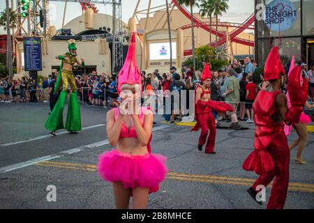 Orlando, Florida. März 2020. Stelzendarsteller in Mardi Gras Parade in den Universal Studios Stockfoto