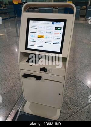 Athen, Griechenland - Februar, 11 2020: Ein Check-in-Automat für Check-in und Printing Boarding Pass im Hauptterminal von Athen Stockfoto