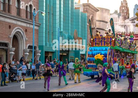 Orlando, Florida. März 2020. Stelzendarsteller in Mardi Gras Parade in den Universal Studios Stockfoto