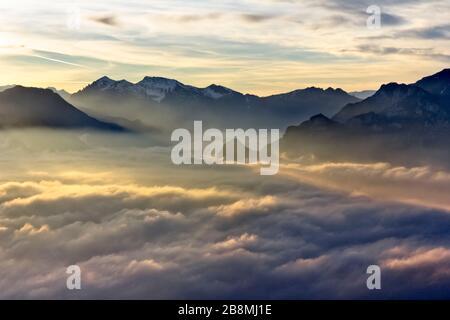 Berge rund um den Gardasee und das Ledrotal. Provinz Trient, Trentino Alto-Adige, Italien, Europa. Stockfoto