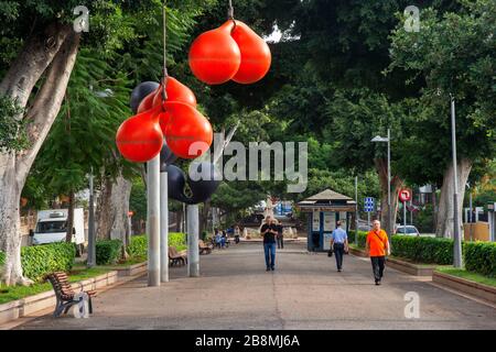 Die Rambla de Santa Cruz ist eine Fußgängerzone an der Promenade in Santa Cruz de Tenera, auf der Insel Tenera, auf den Kanarischen Inseln, in Spanien. Sculputre Ejecutores y ejecuta Stockfoto