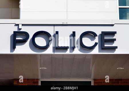 Carol Stream, Illinois, USA. Großes Schild, das ein Polizeidienstehauptquartier in einer Gemeinschaft der Vereinigten Staaten bezeichnet. Stockfoto