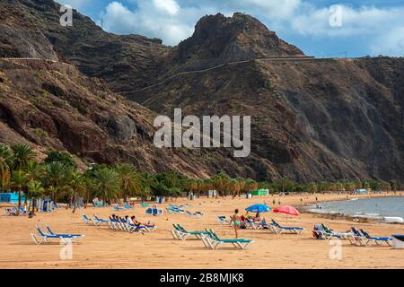 Menschen, die in Playa de las Teresitas Beach und San Andres, Kanarische Inseln, Spanien baden und sonnen Stockfoto