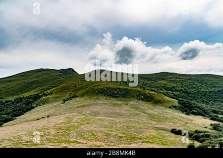 Straße von Widełki durch Bukowe Berdo und Tarnica nach Wołosate im Bieszczady-Gebirge in Polen Stockfoto