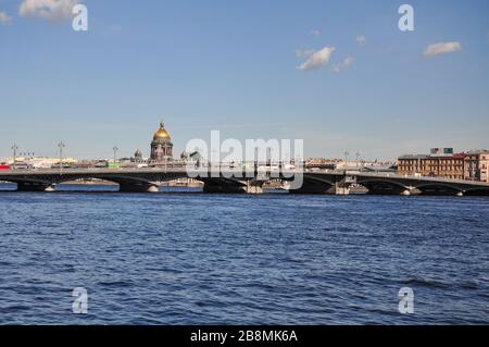St Isaac Cathedral über dem Fluss Neva, St. Petersburg, Russland Stockfoto