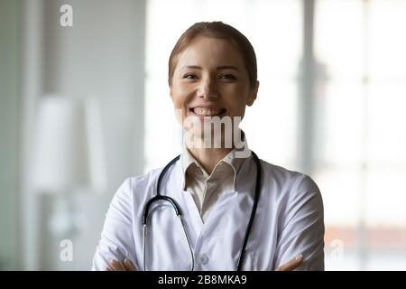Kopfschuss Portrait weiblich Doktor im Mantel weiß posiert drinnen Stockfoto
