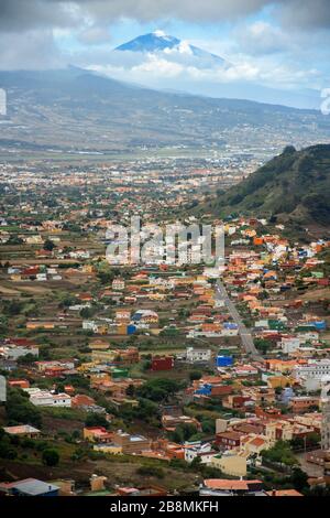 Las Mercedes, San Cristobal de La Laguna vor dem Vulkan Pico del Teide, Blick vom Mirador de Jardina, Insel Tenera, Kanarische Inseln, Spanien Stockfoto