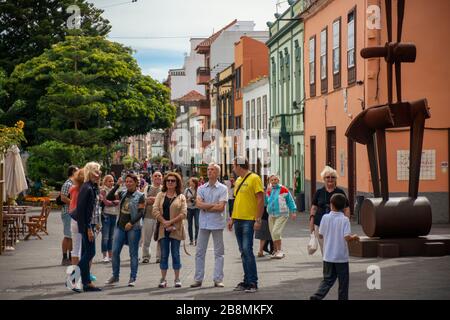 Menschen in der Straße Calle Obispo Rey Redondo Straße in San Cristóbal de La Laguna UNESCO Weltkulturerbe Insel auf der Insel Tenerinsel, Kanarische Inseln, Spai Stockfoto